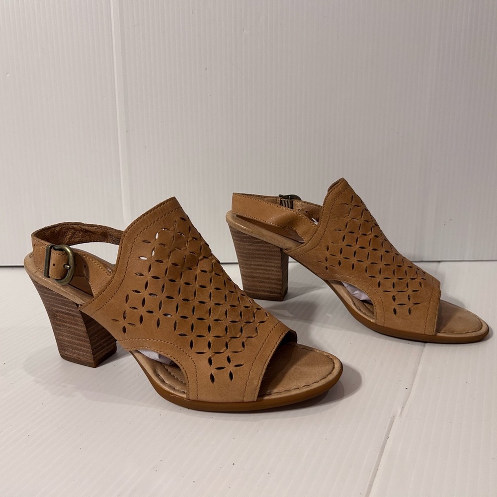 Born tan leather chunky heel ankle strap sandal size 9 M